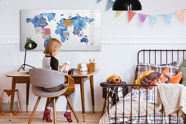 Decoratief glazen wandbord beschrijfbaar en magnetisch Een wereldkaart met persoonlijke herinneringen.
