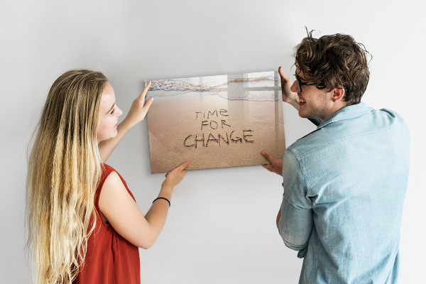 Decoratief glazen wandbord beschrijfbaar en magnetisch Tijd voor veranderingen en herinneringen.