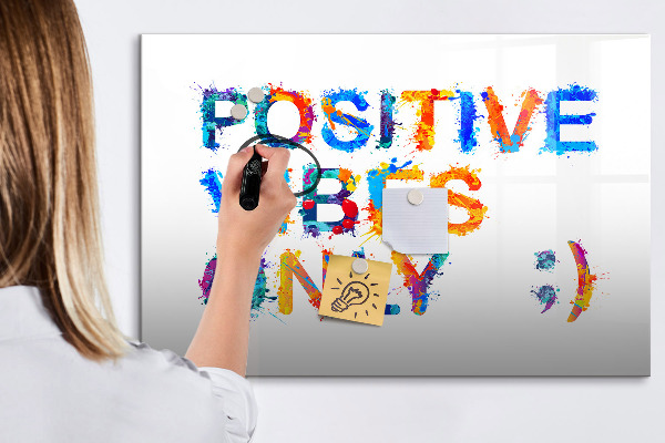 Decoratief glazen wandbord beschrijfbaar en magnetisch Positieve vibes in een kleurrijke stijl.