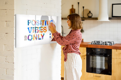 Decoratief glazen wandbord beschrijfbaar en magnetisch Positieve vibes in een kleurrijke stijl.