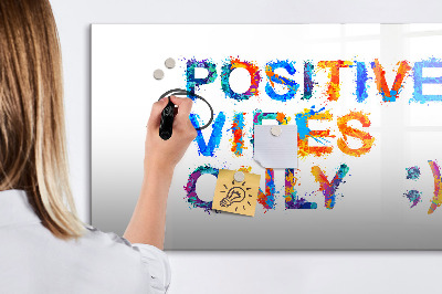 Decoratief glazen wandbord beschrijfbaar en magnetisch Positieve vibes in een kleurrijke stijl.