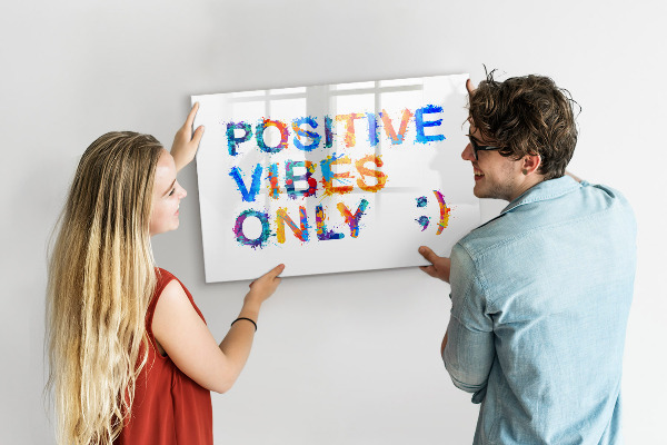 Decoratief glazen wandbord beschrijfbaar en magnetisch Positieve vibes in een kleurrijke stijl.