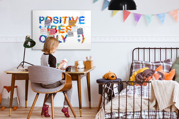 Decoratief glazen wandbord beschrijfbaar en magnetisch Positieve vibes in een kleurrijke stijl.