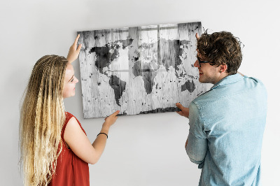 Decoratief glazen wandbord beschrijfbaar en magnetisch Een wereldkaart met persoonlijke herinneringen.