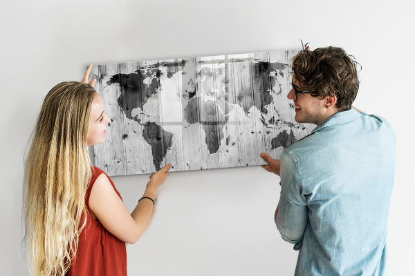 Decoratief glazen wandbord beschrijfbaar en magnetisch Een wereldkaart met persoonlijke herinneringen.