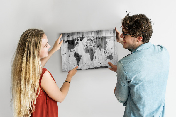 Decoratief glazen wandbord beschrijfbaar en magnetisch Een wereldkaart met persoonlijke herinneringen.