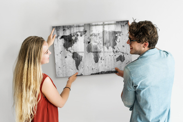 Decoratief glazen wandbord beschrijfbaar en magnetisch Een wereldkaart met persoonlijke herinneringen.