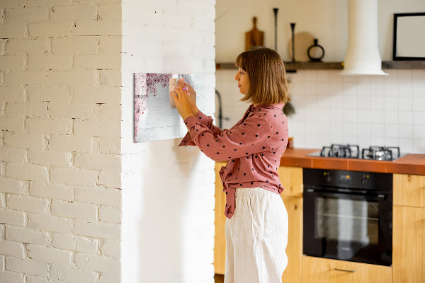 Decoratief glazen wandbord beschrijfbaar en magnetisch Een creatieve ruimte voor het presenteren van foto's