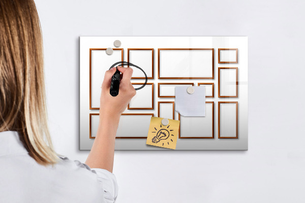 Decoratief glazen wandbord beschrijfbaar en magnetisch Een creatieve ruimte voor herinneringen en foto's