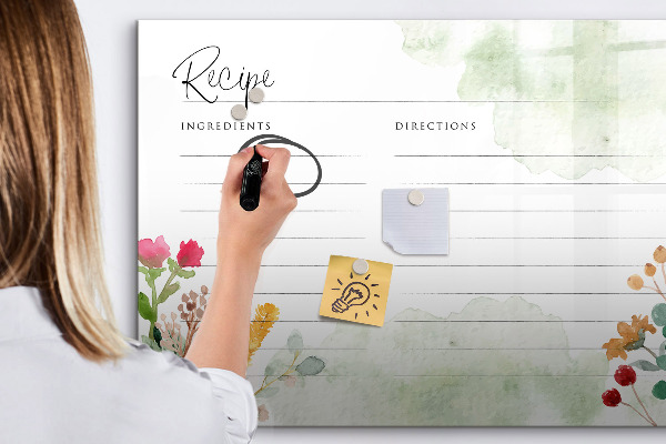 Decoratief glazen wandbord beschrijfbaar en magnetisch Een creatief prikbord voor recepten en herinneringen.