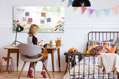 Decoratief glazen wandbord beschrijfbaar en magnetisch Een creatief prikbord voor recepten en herinneringen.