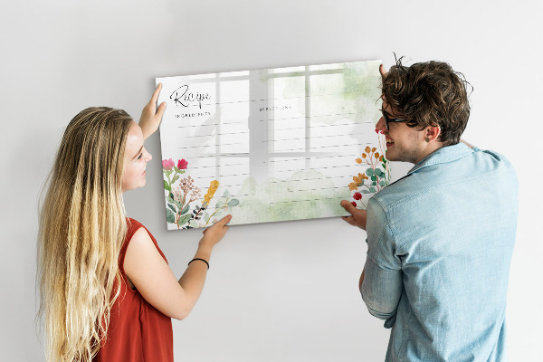 Decoratief glazen wandbord beschrijfbaar en magnetisch Een creatief prikbord voor recepten en herinneringen.