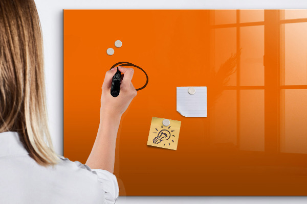 Decoratief glazen wandbord beschrijfbaar en magnetisch Een creatieve manier om je foto's te presenteren.
