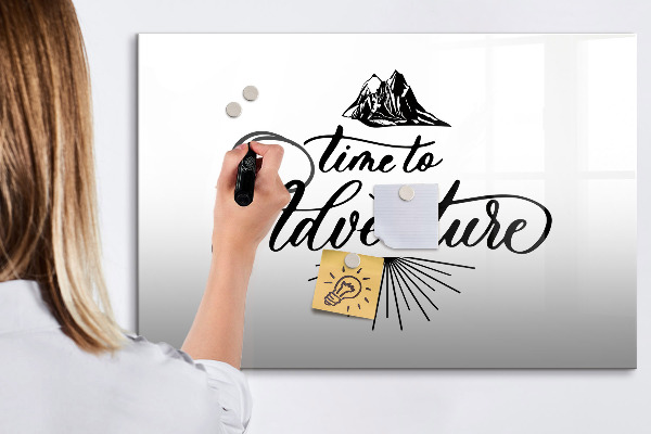 Decoratief glazen wandbord beschrijfbaar en magnetisch Tijd voor avontuur en herinneringen.