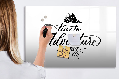 Decoratief glazen wandbord beschrijfbaar en magnetisch Tijd voor avontuur en herinneringen.