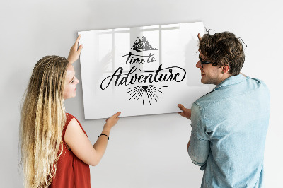 Decoratief glazen wandbord beschrijfbaar en magnetisch Tijd voor avontuur en herinneringen.