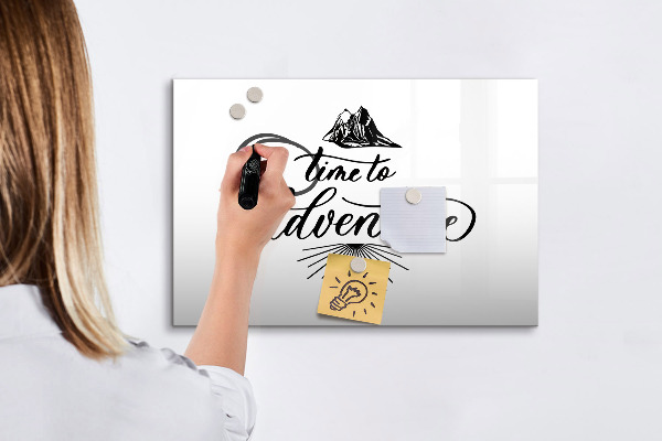 Decoratief glazen wandbord beschrijfbaar en magnetisch Tijd voor avontuur en herinneringen.