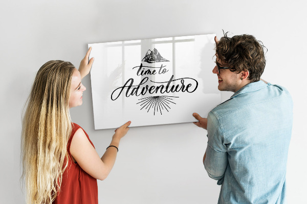 Decoratief glazen wandbord beschrijfbaar en magnetisch Tijd voor avontuur en herinneringen.
