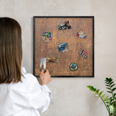 Wandbord voor magneten in een zwarte lijst Roestige elegantie
