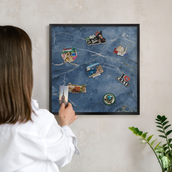 Wandbord voor magneten in een zwarte lijst Marmeren elegantie