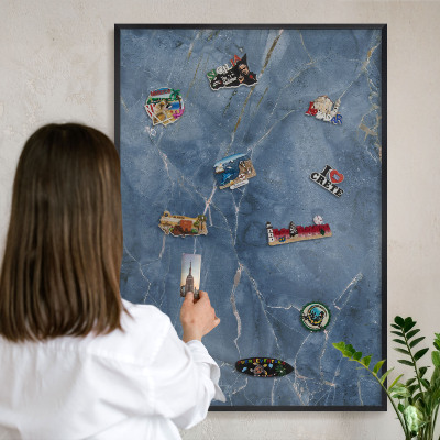 Wandbord voor magneten in een zwarte lijst Marmeren elegantie