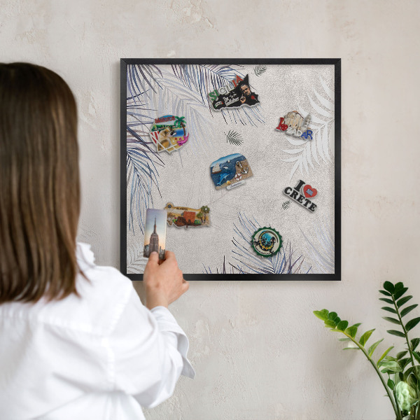 Wandbord voor magneten in een zwarte lijst Bladrijke elegantie