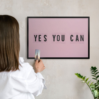 Wandbord voor magneten in een zwarte lijst Motivatie elke dag