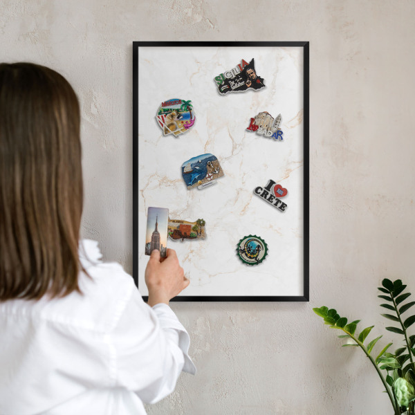 Wandbord voor magneten in een zwarte lijst Marmeren elegantie