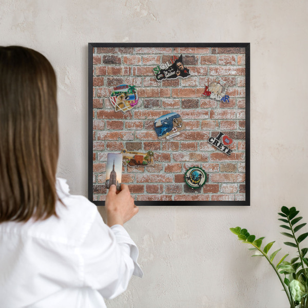 Metalen bord voor magneten met zwarte lijst Bakstenen muur