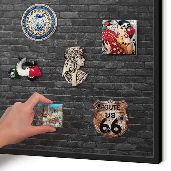 Wandbord voor magneten in een zwarte lijst Bakstenen muur