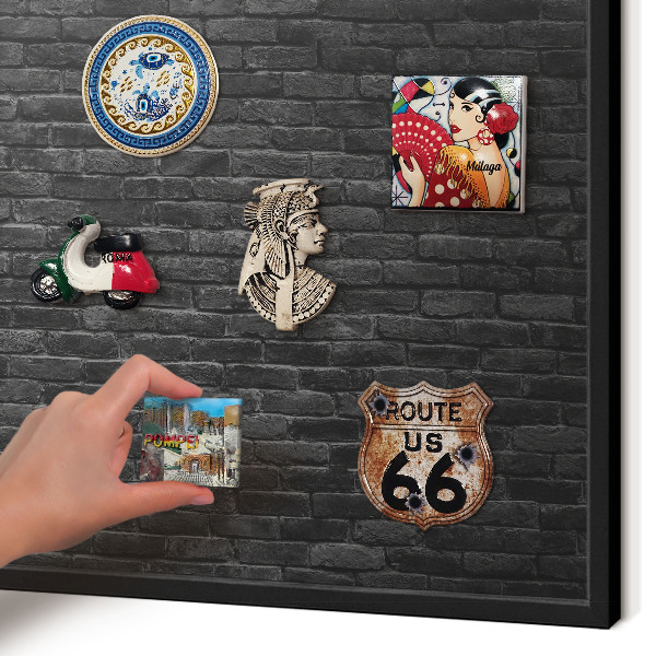 Wandbord voor magneten in een zwarte lijst Bakstenen muur