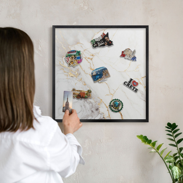 Wandbord voor magneten in een zwarte lijst Marmeren elegantie