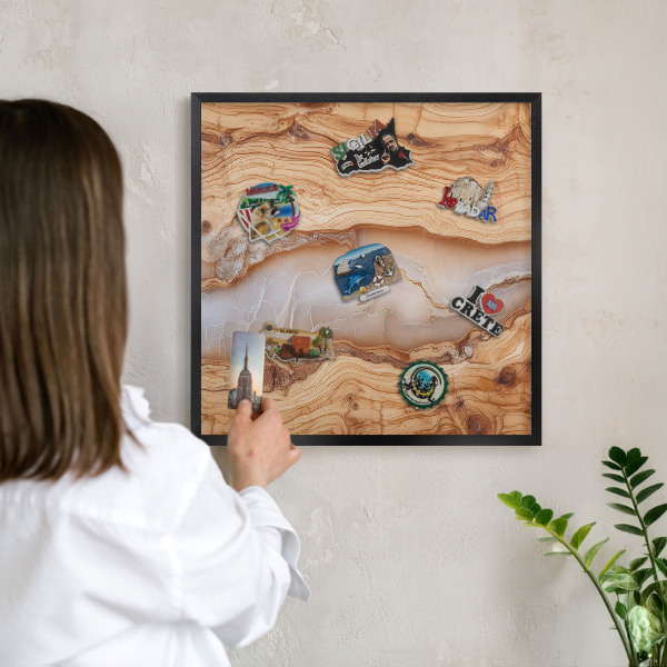 Metalen bord voor magneten met zwarte lijst Houten elegantie