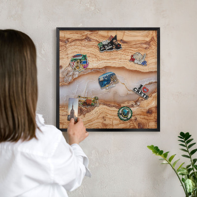 Metalen bord voor magneten met zwarte lijst Houten elegantie