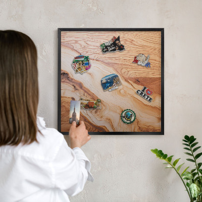 Wandbord voor magneten in een zwarte lijst Houtstructuur