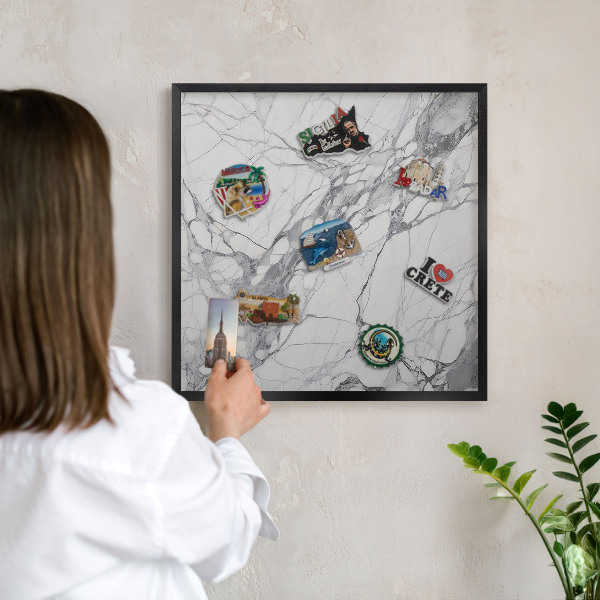 Wandbord voor magneten in een zwarte lijst Marmeren elegantie