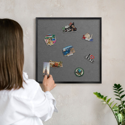 Wandbord voor magneten in een zwarte lijst Grijze textuur
