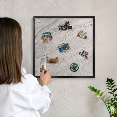 Wandbord voor magneten in een zwarte lijst Marmeren elegantie
