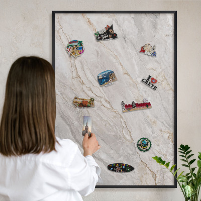 Wandbord voor magneten in een zwarte lijst Marmeren elegantie