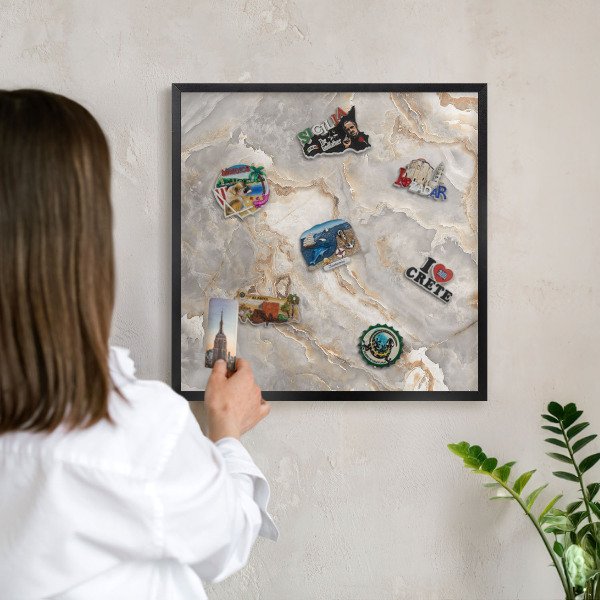 Wandbord voor magneten in een zwarte lijst Marmeren elegantie