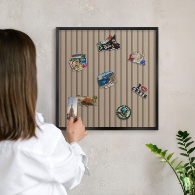 Wandbord voor magneten in een zwarte lijst Verticale strepen