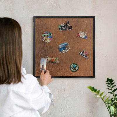 Wandbord voor magneten in een zwarte lijst Bruine textuur