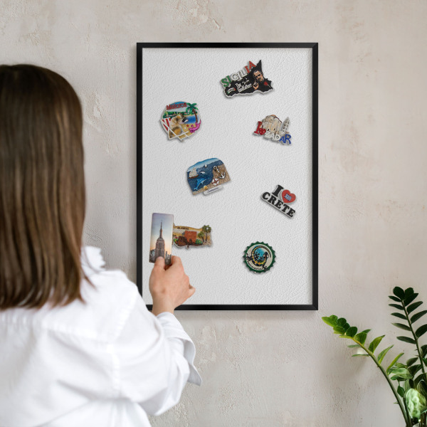 Wandbord voor magneten in een zwarte lijst Witte textuur
