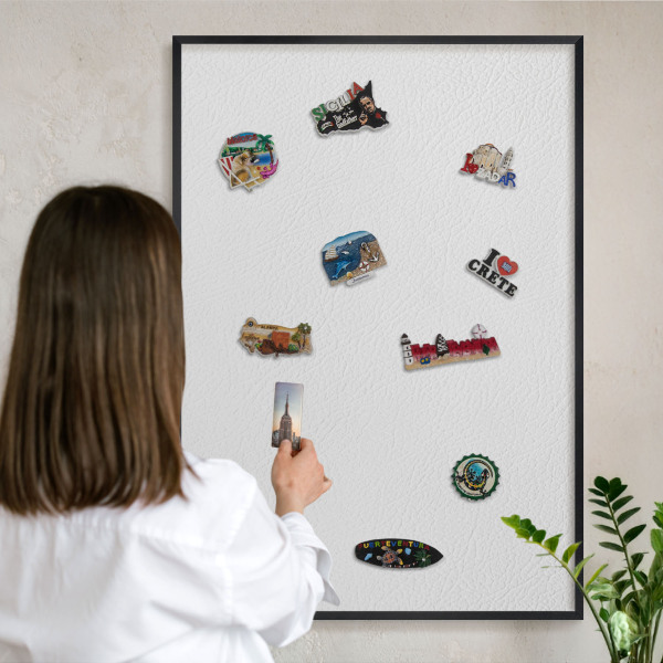 Wandbord voor magneten in een zwarte lijst Witte textuur