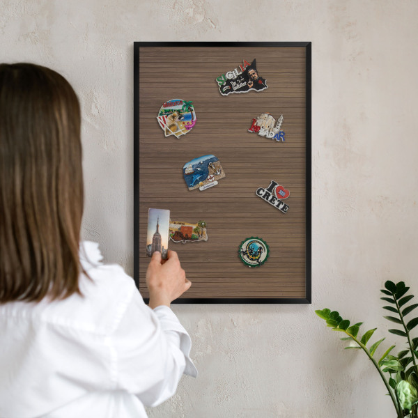 Wandbord voor magneten in een zwarte lijst Houten achtergrond