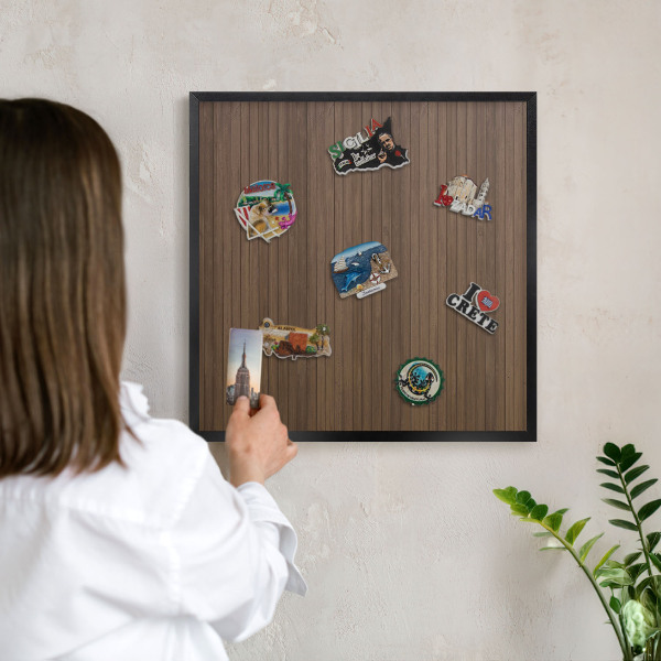 Wandbord voor magneten in een zwarte lijst Houten achtergrond