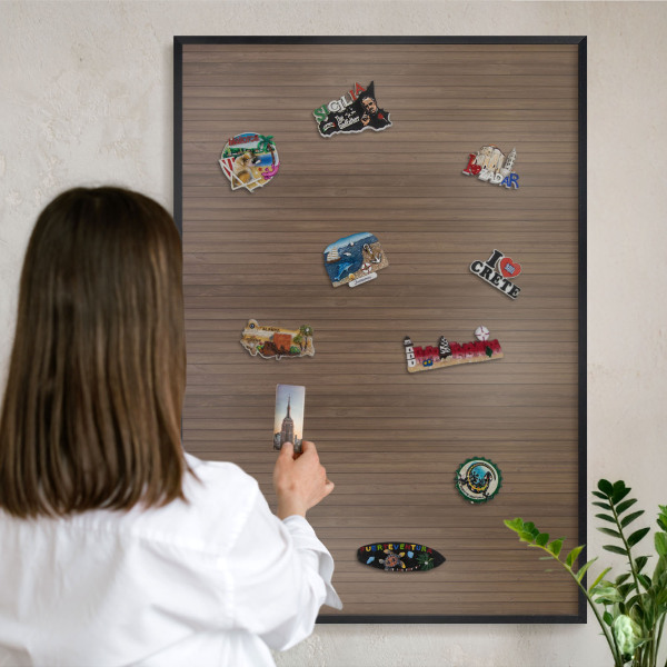 Wandbord voor magneten in een zwarte lijst Houten achtergrond