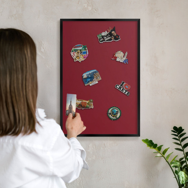 Wandbord voor magneten in een zwarte lijst Levendig bordeauxrood