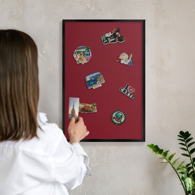Wandbord voor magneten in een zwarte lijst Levendig bordeauxrood