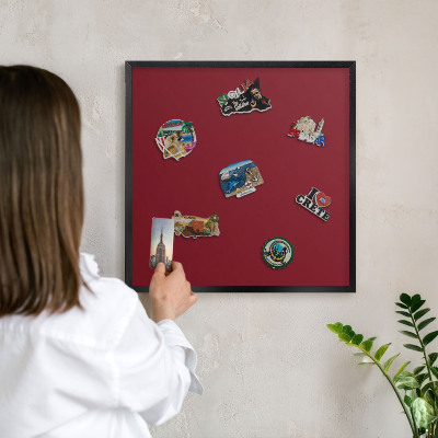 Wandbord voor magneten in een zwarte lijst Levendig bordeauxrood